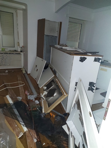 Salon avant débarrassage - encombré